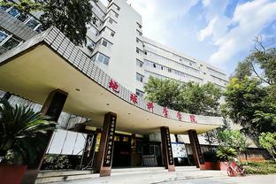 张雨霏给自己泳帽签上名字 将其当做礼物送给现场观众